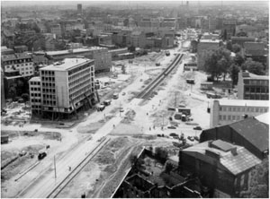 The corner of Berliner Allee and Steinstraße in the late 1950s. In this picture there is still a ‘parallel street’; after WWII it became the north-south axis. View to the south