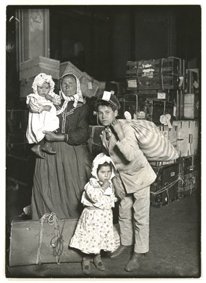 Lewis Hine, Immigrati italiani ad Ellis Island. La perdita dei bagagli, 1905