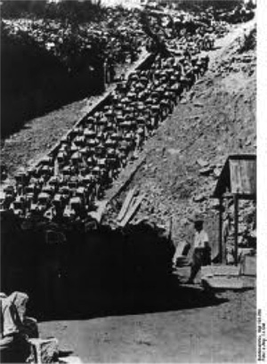 Häftlinge mit Steinen beladen auf der „Todesstiege“, Mauthausen zwischen 1942 und 1944