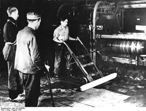 Tschechische Arbeiter in einem Walzwerk der Siemens-Werke, August 1943